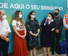 A campanha Paraná Piá terminou nesta quinta-feira (15) com uma entrega simbólica de 250 brinquedos para crianças internadas no Hospital da Providência em Apucarana, no Vale do Ivaí. A iniciativa, liderada pela primeira-dama Luciana Saito Massa, e pela Superintendência Geral de Ação Solidária (SGAS), do Governo do Estado, arrecadou mais de 15 mil brinquedos novos ou usados para celebrar o Dia das Crianças. Foto: Valdelino Pontes
