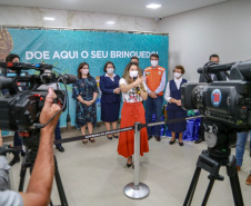 A campanha Paraná Piá terminou nesta quinta-feira (15) com uma entrega simbólica de 250 brinquedos para crianças internadas no Hospital da Providência em Apucarana, no Vale do Ivaí. A iniciativa, liderada pela primeira-dama Luciana Saito Massa, e pela Superintendência Geral de Ação Solidária (SGAS), do Governo do Estado, arrecadou mais de 15 mil brinquedos novos ou usados para celebrar o Dia das Crianças. Foto: Valdelino Pontes
