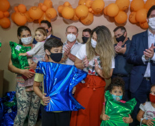 A campanha Paraná Piá terminou nesta quinta-feira (15) com uma entrega simbólica de 250 brinquedos para crianças internadas no Hospital da Providência em Apucarana, no Vale do Ivaí. A iniciativa, liderada pela primeira-dama Luciana Saito Massa, e pela Superintendência Geral de Ação Solidária (SGAS), do Governo do Estado, arrecadou mais de 15 mil brinquedos novos ou usados para celebrar o Dia das Crianças. Foto: Valdelino Pontes