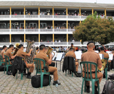 Banda da PM se apresenta na Secretaria da Educação. Foto:SEED