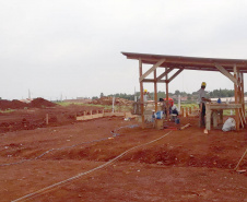 Técnicos da Cohapar realizaram nesta semana as primeiras visitas técnicas aos canteiros de obras de dois novos conjuntos habitacionais na região de Maringá. A etapa inicial do trabalho de fiscalização aconteceu em Marumbi, onde estão sendo construídas 50 casas populares, e em Flórida, que recebe outras 32 unidades. Foto: Cohapar