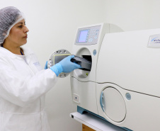 Para aprimorar a qualidade das análises e ensaios tecnológicos o Instituto de Tecnologia do Paraná (Tecpar) adquiriu uma série equipamentos que conferem mais eficiência, precisão e agilidade aos processos de trabalho. Os novos aparelhos, que totalizam um investimento de cerca de R$ 600 mil, foram adquiridos por meio de incentivos do Sistema Brasileiro de Tecnologia (Sibratec), com recursos da Financiadora de Estudos e Projetos (Finep). Foto:Tecpar