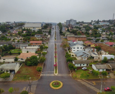 Um investimento de R$ 650.223,54 da Secretaria de Desenvolvimento Urbano e Obras Públicas também está tirando do papel um espaço fundamental para cidades desse porte: uma praça municipal. Ela fica entre a Avenida Brasil, a Alameda Cinco e as ruas Quatro e Cinco, a apenas seis quadras da PRC-280, principal corredor de exportação do Sudoeste do Paraná. Foto: José fernando Ogura/AEN