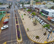 Um investimento de R$ 650.223,54 da Secretaria de Desenvolvimento Urbano e Obras Públicas também está tirando do papel um espaço fundamental para cidades desse porte: uma praça municipal. Ela fica entre a Avenida Brasil, a Alameda Cinco e as ruas Quatro e Cinco, a apenas seis quadras da PRC-280, principal corredor de exportação do Sudoeste do Paraná. Foto: José fernando Ogura/AEN