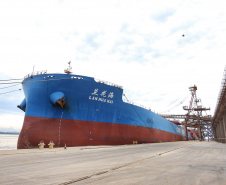 Este ano, os portos do Paraná receberam navios de 48 nacionalidades diferentes. De janeiro até setembro, 1.845 atracações aconteceram nos terminais de Paranaguá e Antonina. A bandeira mais frequente foi a da República das Ilhas Marshall, um pequeno país da Oceania, que apareceu em 273 embarcações.  Foto: José Fernando Ogura/AEN