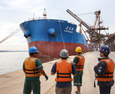 Este ano, os portos do Paraná receberam navios de 48 nacionalidades diferentes. De janeiro até setembro, 1.845 atracações aconteceram nos terminais de Paranaguá e Antonina. A bandeira mais frequente foi a da República das Ilhas Marshall, um pequeno país da Oceania, que apareceu em 273 embarcações.   Foto: José Fernando Ogura/AEN