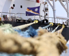 Este ano, os portos do Paraná receberam navios de 48 nacionalidades diferentes. De janeiro até setembro, 1.845 atracações aconteceram nos terminais de Paranaguá e Antonina. A bandeira mais frequente foi a da República das Ilhas Marshall, um pequeno país da Oceania, que apareceu em 273 embarcações. 