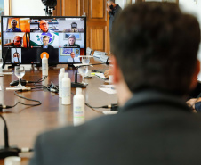 O governador Carlos Massa Ratinho Junior e os secretários estaduais se reuniram virtualmente nesta segunda-feira (19) com os deputados federais para discutir projetos de interesse do Paraná e estreitar o diálogo sobre a vinculação das emendas parlamentares ao Orçamento da União de 2021 a programas e obras prioritárias ao Estado.