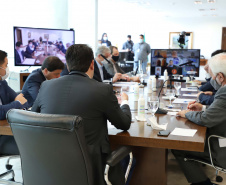 O governador Carlos Massa Ratinho Junior e os secretários estaduais se reuniram virtualmente nesta segunda-feira (19) com os deputados federais para discutir projetos de interesse do Paraná e estreitar o diálogo sobre a vinculação das emendas parlamentares ao Orçamento da União de 2021 a programas e obras prioritárias ao Estado. Foto: Jose Fernando OguraAEN