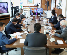 O governador Carlos Massa Ratinho Junior e os secretários estaduais se reuniram virtualmente nesta segunda-feira (19) com os deputados federais para discutir projetos de interesse do Paraná e estreitar o diálogo sobre a vinculação das emendas parlamentares ao Orçamento da União de 2021 a programas e obras prioritárias ao Estado. Foto: Jose Fernando OguraAEN