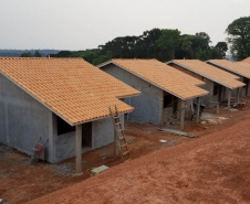 Três empreendimentos habitacionais em construção em Prudentópolis, na região Centro-Sul do estado, foram vistoriados pela equipe técnica da Cohapar e prefeitura nesta semana. As obras estão localizadas na Vila Torres (25 moradias), Vila Palmeira (40) e Vila Santana (89). Os investimentos somam R$ 12,5 milhões em recursos do próprio Governo do Estado e de um financiamento internacional obtido junto ao Banco Interamericano de Desenvolvimento.

Foto: Fábio Ortigara