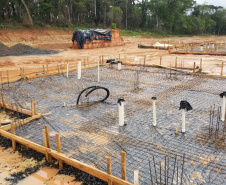 Três empreendimentos habitacionais em construção em Prudentópolis, na região Centro-Sul do estado, foram vistoriados pela equipe técnica da Cohapar e prefeitura nesta semana. As obras estão localizadas na Vila Torres (25 moradias), Vila Palmeira (40) e Vila Santana (89). Os investimentos somam R$ 12,5 milhões em recursos do próprio Governo do Estado e de um financiamento internacional obtido junto ao Banco Interamericano de Desenvolvimento.

Foto: Fábio Ortigara