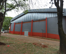 Um investimento de R$ 679.924,30 da Secretaria de Desenvolvimento Urbano e de Obras Públicas está revitalizando o Ginásio de Esportes Walter Marcon, no Centro de São Miguel do Iguaçu, na região Oeste do Paraná. Uma das principais mudanças é o aumento da quadra para atender o padrão oficial do futsal (40 por 20 metros), o que aproxima o ginásio de ser uma alternativa para os jogos oficiais do São Miguel Futsal, o xodó do município. Foto: José Fernando Ogura/AEN