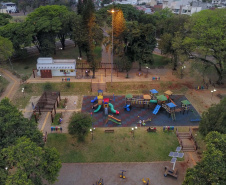  A menos de um quilômetro do Ginásio de Esportes Walter Marcon está a Praça Central de São Miguel do Iguaçu. Ela passou por uma revitalização com apoio de R$ 670 mil da Secretaria do Desenvolvimento Urbano e de Obras Públicas e foi entregue em meados do ano passado. Foto: José Fernando Ogura/AEN