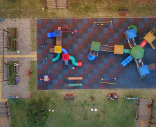  A menos de um quilômetro do Ginásio de Esportes Walter Marcon está a Praça Central de São Miguel do Iguaçu. Ela passou por uma revitalização com apoio de R$ 670 mil da Secretaria do Desenvolvimento Urbano e de Obras Públicas e foi entregue em meados do ano passado. Foto: José Fernando Ogura/AEN