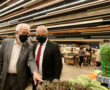 O governador Ratinho Junior e o vice-governador, Darci Piana,  durante a inauguração da 13ª loja da rede de supermercados Festval do grupo Beal em Curitiba. Foto: Camila Tonett