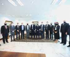 A Gelprime, empresa do grupo Vancouros, anunciou nesta terça-feira (20) um investimento de cerca de R$ 300 milhões em um complexo industrial em Ibiporã, no Norte do Paraná. A assinatura do acordo com a Secretaria da Fazenda aconteceu no Palácio Iguaçu e contou com a participação do governador Carlos Massa Ratinho Junior e do presidente da empresa, Edson Vanzella Pereira de Souza.