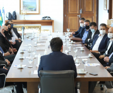 A Gelprime, empresa do grupo Vancouros, anunciou nesta terça-feira (20) um investimento de cerca de R$ 300 milhões em um complexo industrial em Ibiporã, no Norte do Paraná. A assinatura do acordo com a Secretaria da Fazenda aconteceu no Palácio Iguaçu e contou com a participação do governador Carlos Massa Ratinho Junior e do presidente da empresa, Edson Vanzella Pereira de Souza.