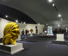 Depois de sete meses fechado, o Museu Oscar Niemeyer (MON) reabriu ao público na última sexta-feira (16), seguindo orientações de segurança determinadas pela Secretaria Estadual de Saúde. A programação virtual do #monemcasa, entretanto, continua acontecendo por meio de oficinas, mediações, quizzes e lives. Foto: José Fernando Ogura/AEN