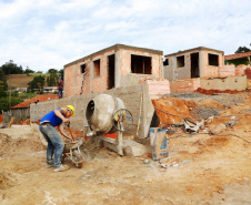 A Cohapar publicou nesta segunda-feira (19) o Manual de Gestão e Fiscalização de Obras sob a responsabilidade da empresa. O material traz conteúdos com orientações detalhadas aos engenheiros, arquitetos e técnicos da companhia que atuam como gestores e fiscais dos projetos de construção e reforma de casas populares, instalação de infraestrutura, urbanização e recuperação ambiental. Foto: Gilson Abreu/AEN