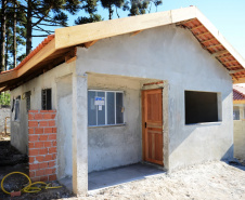 A Cohapar publicou nesta segunda-feira (19) o Manual de Gestão e Fiscalização de Obras sob a responsabilidade da empresa. O material traz conteúdos com orientações detalhadas aos engenheiros, arquitetos e técnicos da companhia que atuam como gestores e fiscais dos projetos de construção e reforma de casas populares, instalação de infraestrutura, urbanização e recuperação ambiental. Foto: Cohapar