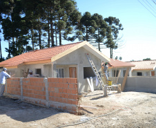 A Cohapar publicou nesta segunda-feira (19) o Manual de Gestão e Fiscalização de Obras sob a responsabilidade da empresa. O material traz conteúdos com orientações detalhadas aos engenheiros, arquitetos e técnicos da companhia que atuam como gestores e fiscais dos projetos de construção e reforma de casas populares, instalação de infraestrutura, urbanização e recuperação ambiental. Foto: Cohapar