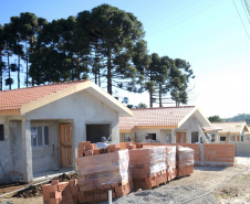 A Cohapar publicou nesta segunda-feira (19) o Manual de Gestão e Fiscalização de Obras sob a responsabilidade da empresa. O material traz conteúdos com orientações detalhadas aos engenheiros, arquitetos e técnicos da companhia que atuam como gestores e fiscais dos projetos de construção e reforma de casas populares, instalação de infraestrutura, urbanização e recuperação ambiental. 
