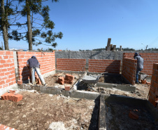 A Cohapar publicou nesta segunda-feira (19) o Manual de Gestão e Fiscalização de Obras sob a responsabilidade da empresa. O material traz conteúdos com orientações detalhadas aos engenheiros, arquitetos e técnicos da companhia que atuam como gestores e fiscais dos projetos de construção e reforma de casas populares, instalação de infraestrutura, urbanização e recuperação ambiental. Foto: Cohapar