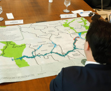 A Companhia de Saneamento do Paraná (Sanepar) e a Coordenação da Região Metropolitana de Curitiba (Comec) apresentaram ao governador Carlos Massa Ratinho Junior, nesta terça-feira (20), um projeto de preservação ambiental ao longo do trecho do Rio Iguaçu que corta a Região Metropolitana de Curitiba (RMC).