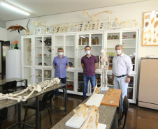 A Universidade Estadual de Maringá (UEM) anunciou a implantação do novo curso de Física Médica, no Câmpus de Goioerê, com oferta 40 vagas, com duração de quatro anos.  Na foto, Ronaldo Celso Viscovini, coordenador-adjunto do curso de Física , Robson Ferrari Muniz, coordenador curso de Físicae o diretor do campus,  Gilson dos Santos Croscato. 15/10/2020 - Foto: Geraldo Bubniak/AEN
