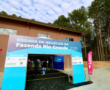 Promovido pela Invest Paraná, rodada de negócios reúne quem compra e quem vende produtos e serviços no município para facilitar investimentos que gerem emprego e renda. Participam 25 empresas âncoras e 75 pequenas empresas.

Foto: Camila Tonett.