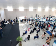 Promovido pela Invest Paraná, rodada de negócios reúne quem compra e quem vende produtos e serviços no município para facilitar investimentos que gerem emprego e renda. Participam 25 empresas âncoras e 75 pequenas empresas.

Foto: Camila Tonett.