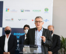 Promovido pela Invest Paraná, rodada de negócios reúne quem compra e quem vende produtos e serviços no município para facilitar investimentos que gerem emprego e renda. Participam 25 empresas âncoras e 75 pequenas empresas.

Foto: Camila Tonett.