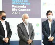 Promovido pela Invest Paraná, rodada de negócios reúne quem compra e quem vende produtos e serviços no município para facilitar investimentos que gerem emprego e renda. Participam 25 empresas âncoras e 75 pequenas empresas.

Foto: Camila Tonett.