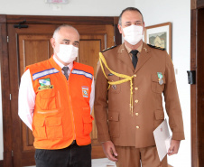 O governador Carlos Massa Ratinho Junior afirmou nesta quarta-feira (21) que a Casa Militar e a Defesa Civil do Estado desempenham papel fundamental de apoio à população no enfrentamento da pandemia do novo coronavírus no Paraná, a primeira com a logística do transporte aéreo dos testes e a segunda com a capacidade de organização e distribuição de insumos e Equipamentos de Proteção Individual (EPIs), além da participação efetiva em ações solidárias e de ajuda humanitária