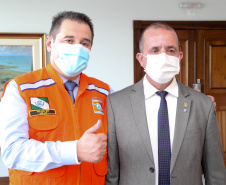 O governador Carlos Massa Ratinho Junior afirmou nesta quarta-feira (21) que a Casa Militar e a Defesa Civil do Estado desempenham papel fundamental de apoio à população no enfrentamento da pandemia do novo coronavírus no Paraná, a primeira com a logística do transporte aéreo dos testes e a segunda com a capacidade de organização e distribuição de insumos e Equipamentos de Proteção Individual (EPIs), além da participação efetiva em ações solidárias e de ajuda humanitária