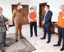 O governador Carlos Massa Ratinho Junior afirmou nesta quarta-feira (21) que a Casa Militar e a Defesa Civil do Estado desempenham papel fundamental de apoio à população no enfrentamento da pandemia do novo coronavírus no Paraná, a primeira com a logística do transporte aéreo dos testes e a segunda com a capacidade de organização e distribuição de insumos e Equipamentos de Proteção Individual (EPIs), além da participação efetiva em ações solidárias e de ajuda humanitária