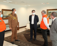 O governador Carlos Massa Ratinho Junior afirmou nesta quarta-feira (21) que a Casa Militar e a Defesa Civil do Estado desempenham papel fundamental de apoio à população no enfrentamento da pandemia do novo coronavírus no Paraná, a primeira com a logística do transporte aéreo dos testes e a segunda com a capacidade de organização e distribuição de insumos e Equipamentos de Proteção Individual (EPIs), além da participação efetiva em ações solidárias e de ajuda humanitária