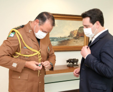 O governador Carlos Massa Ratinho Junior afirmou nesta quarta-feira (21) que a Casa Militar e a Defesa Civil do Estado desempenham papel fundamental de apoio à população no enfrentamento da pandemia do novo coronavírus no Paraná, a primeira com a logística do transporte aéreo dos testes e a segunda com a capacidade de organização e distribuição de insumos e Equipamentos de Proteção Individual (EPIs), além da participação efetiva em ações solidárias e de ajuda humanitária