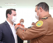 O governador Carlos Massa Ratinho Junior afirmou nesta quarta-feira (21) que a Casa Militar e a Defesa Civil do Estado desempenham papel fundamental de apoio à população no enfrentamento da pandemia do novo coronavírus no Paraná, a primeira com a logística do transporte aéreo dos testes e a segunda com a capacidade de organização e distribuição de insumos e Equipamentos de Proteção Individual (EPIs), além da participação efetiva em ações solidárias e de ajuda humanitária