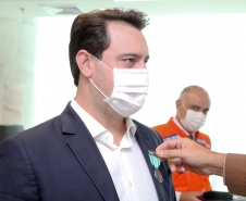 O governador Carlos Massa Ratinho Junior afirmou nesta quarta-feira (21) que a Casa Militar e a Defesa Civil do Estado desempenham papel fundamental de apoio à população no enfrentamento da pandemia do novo coronavírus no Paraná, a primeira com a logística do transporte aéreo dos testes e a segunda com a capacidade de organização e distribuição de insumos e Equipamentos de Proteção Individual (EPIs), além da participação efetiva em ações solidárias e de ajuda humanitária