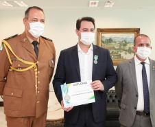 O governador Carlos Massa Ratinho Junior afirmou nesta quarta-feira (21) que a Casa Militar e a Defesa Civil do Estado desempenham papel fundamental de apoio à população no enfrentamento da pandemia do novo coronavírus no Paraná, a primeira com a logística do transporte aéreo dos testes e a segunda com a capacidade de organização e distribuição de insumos e Equipamentos de Proteção Individual (EPIs), além da participação efetiva em ações solidárias e de ajuda humanitária