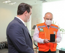O governador Carlos Massa Ratinho Junior afirmou nesta quarta-feira (21) que a Casa Militar e a Defesa Civil do Estado desempenham papel fundamental de apoio à população no enfrentamento da pandemia do novo coronavírus no Paraná, a primeira com a logística do transporte aéreo dos testes e a segunda com a capacidade de organização e distribuição de insumos e Equipamentos de Proteção Individual (EPIs), além da participação efetiva em ações solidárias e de ajuda humanitária