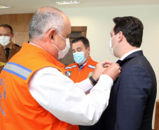 O governador Carlos Massa Ratinho Junior afirmou nesta quarta-feira (21) que a Casa Militar e a Defesa Civil do Estado desempenham papel fundamental de apoio à população no enfrentamento da pandemia do novo coronavírus no Paraná, a primeira com a logística do transporte aéreo dos testes e a segunda com a capacidade de organização e distribuição de insumos e Equipamentos de Proteção Individual (EPIs), além da participação efetiva em ações solidárias e de ajuda humanitária