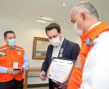 O governador Carlos Massa Ratinho Junior afirmou nesta quarta-feira (21) que a Casa Militar e a Defesa Civil do Estado desempenham papel fundamental de apoio à população no enfrentamento da pandemia do novo coronavírus no Paraná, a primeira com a logística do transporte aéreo dos testes e a segunda com a capacidade de organização e distribuição de insumos e Equipamentos de Proteção Individual (EPIs), além da participação efetiva em ações solidárias e de ajuda humanitária