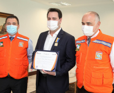 O governador Carlos Massa Ratinho Junior afirmou nesta quarta-feira (21) que a Casa Militar e a Defesa Civil do Estado desempenham papel fundamental de apoio à população no enfrentamento da pandemia do novo coronavírus no Paraná, a primeira com a logística do transporte aéreo dos testes e a segunda com a capacidade de organização e distribuição de insumos e Equipamentos de Proteção Individual (EPIs), além da participação efetiva em ações solidárias e de ajuda humanitária
