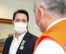 O governador Carlos Massa Ratinho Junior afirmou nesta quarta-feira (21) que a Casa Militar e a Defesa Civil do Estado desempenham papel fundamental de apoio à população no enfrentamento da pandemia do novo coronavírus no Paraná, a primeira com a logística do transporte aéreo dos testes e a segunda com a capacidade de organização e distribuição de insumos e Equipamentos de Proteção Individual (EPIs), além da participação efetiva em ações solidárias e de ajuda humanitária
