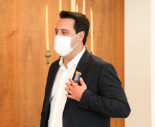 O governador Carlos Massa Ratinho Junior afirmou nesta quarta-feira (21) que a Casa Militar e a Defesa Civil do Estado desempenham papel fundamental de apoio à população no enfrentamento da pandemia do novo coronavírus no Paraná, a primeira com a logística do transporte aéreo dos testes e a segunda com a capacidade de organização e distribuição de insumos e Equipamentos de Proteção Individual (EPIs), além da participação efetiva em ações solidárias e de ajuda humanitária
