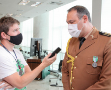 O governador Carlos Massa Ratinho Junior afirmou nesta quarta-feira (21) que a Casa Militar e a Defesa Civil do Estado desempenham papel fundamental de apoio à população no enfrentamento da pandemia do novo coronavírus no Paraná, a primeira com a logística do transporte aéreo dos testes e a segunda com a capacidade de organização e distribuição de insumos e Equipamentos de Proteção Individual (EPIs), além da participação efetiva em ações solidárias e de ajuda humanitária