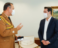 Ratinho Junior fez reconhecimento ao trabalho dos profissionais durante cerimônia reservada. O governador Ratinho Junior foi agraciado com a Medalha de Mérito da Casa Militar e a Medalha de Mérito da Defesa Civil. Foto: Rodrigo Felix Leal